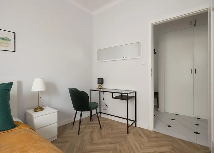 Chmielna Green Apartment